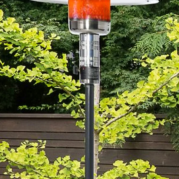 Burner and flame screen beneath the reflector